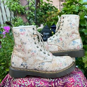 🌸 Dr. Martens Vintage Crackle Floral Boots 🌸